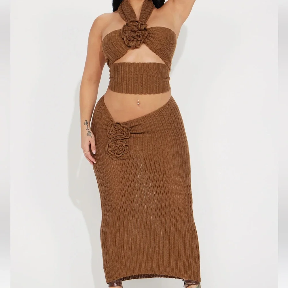 Brown knit / crochet flower appliqués detail matching 2 piece beach set - Picture 4 of 4